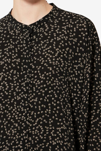 Blusa fluida con estampado origami Catchell Blusa fluida con estampado origami Catchell