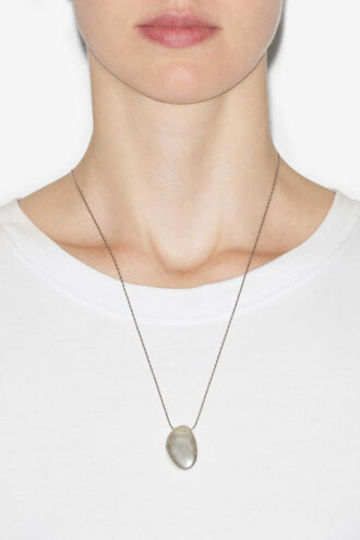 Collar con colgante Shiny Day en latón con acabado plateado