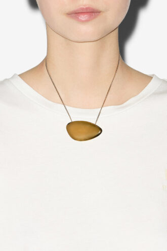 Collar Ella de latón con acabado dorado