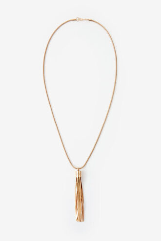 Collar largo Naoki en latón con acabado dorado y borla