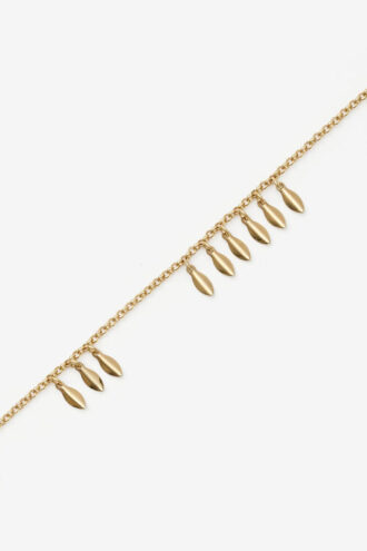 Gargantilla de metal con hojas brillantes