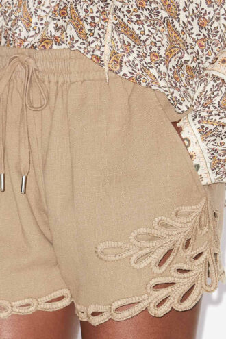 Pantalones cortos Safa con bordado calado Pantalones cortos Safa con bordado calado