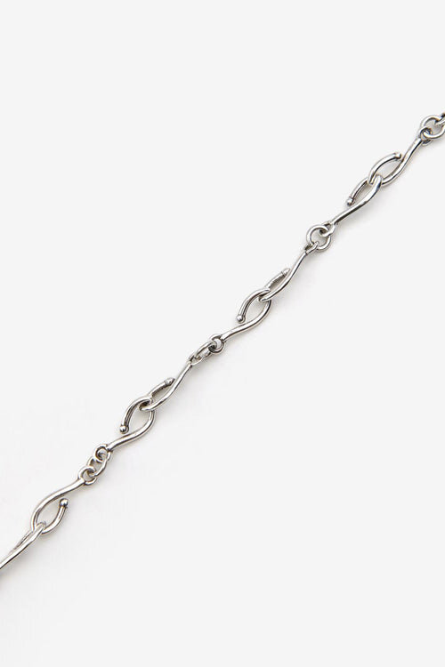 Pulsera de cadena Sachi en latón con acabado plateado Pulsera de cadena Sachi en latón con acabado plateado