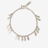 Pulsera de metal con hojas brillantes y colgantes