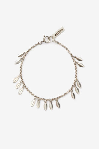 Pulsera de metal con hojas brillantes y colgantes