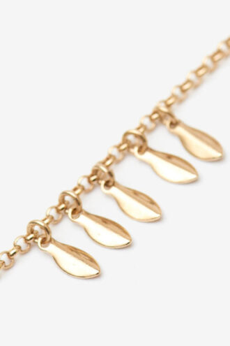 Pulsera de metal con hojas brillantes y colgantes