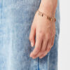 Pulsera de metal con hojas brillantes y colgantes