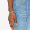 Pulsera de metal con hojas brillantes y colgantes